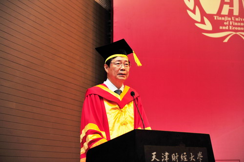 校学位评定委员会主席、校长李维安宣读《决议》